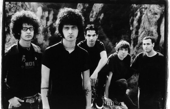 At The Drive-In : que signifie le titre de leur chanson "One Armed Scissor" ?