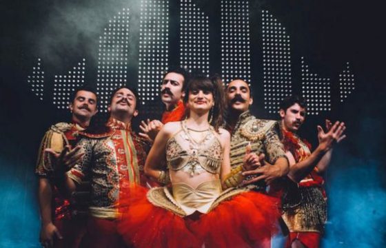 Girl in the band : Lily Boy, la voix féminine des moustachus de Deluxe